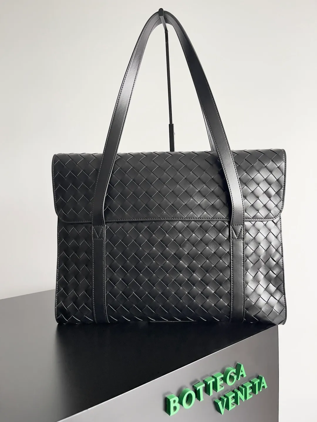 Batch 2460 Bottega Veneta's new men's Portfolio bag is a multi-functional and fashionable men's bag woven with cowhide, equipped with 1 internal zipper pocket and 2 flat pockets. It is absolutely no problem to store laptops, files and iPads. It is different from traditional briefcases. It is fashionable and versatile, and can be worn in formal or casual wear. It is super practical, extremely cost-effective, and feels practical minimalism! Style number: 795102 Size: 41*32*8cm